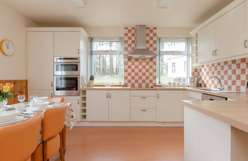 Maybole House | Stunning private villa for 6 guests with WIFI, TV, pets allowed and panoramic view