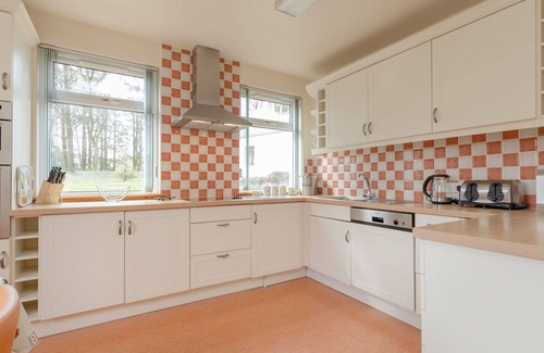 Maybole House | Stunning private villa for 6 guests with WIFI, TV, pets allowed and panoramic view