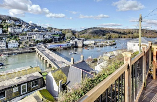 Looe Villa | Stunning private villa for 8 people with TV, patio, pets allowed and parking