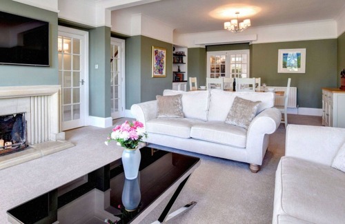 Looe Villa | Stunning private villa for 8 people with TV, patio, pets allowed and parking