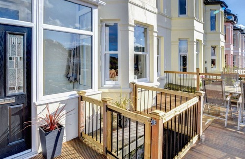 Looe Villa | Stunning private villa for 8 people with TV, patio, pets allowed and parking