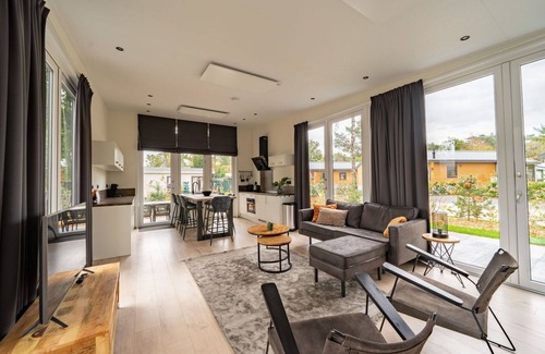 Otterlo House | Stunning private villa for 4 people with WIFI, pool, TV and terrace