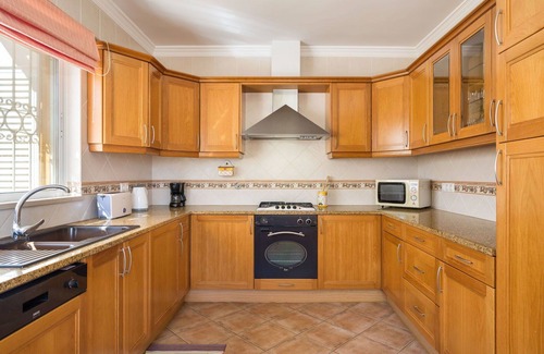 Albufeira Villa | Stunning private villa for 6 people with WIFI, A/C, private pool, TV and terrace