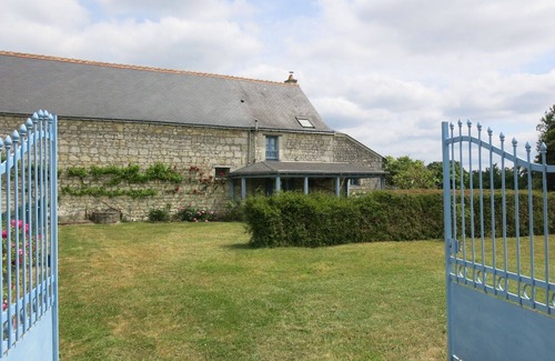 Huismes Villa | Stunning private villa for 4 guests with WIFI, TV, terrace, pets allowed and parking