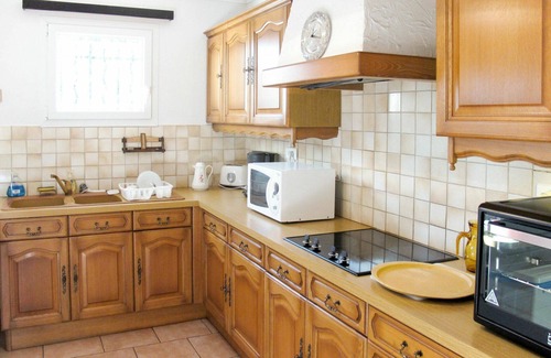 Quinson House | Stunning private villa for 4 guests with pool, TV and terrace