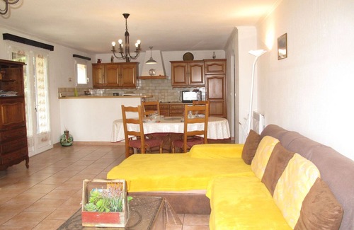 Quinson House | Stunning private villa for 4 guests with pool, TV and terrace