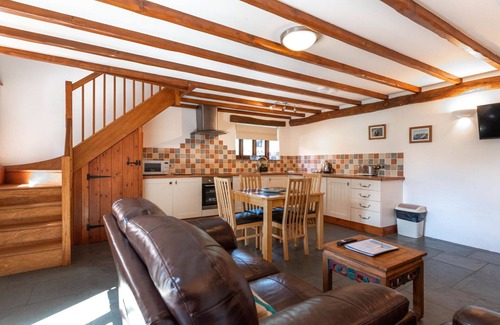 Fivelanes House | Stunning private villa for 2 people with hot tub, WIFI, TV, patio and pets allowed