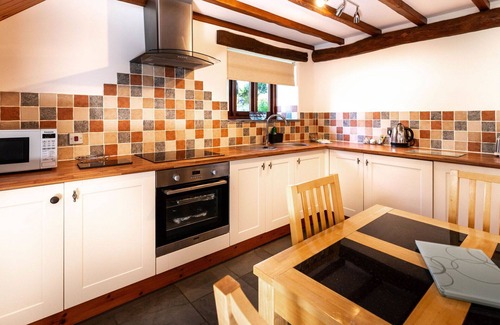 Fivelanes House | Stunning private villa for 2 people with hot tub, WIFI, TV, patio and pets allowed