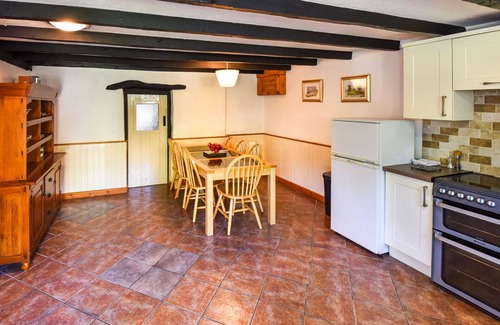 Fivelanes House | Stunning private villa for 7 guests with WIFI, hot tub, TV, patio and pets allowed