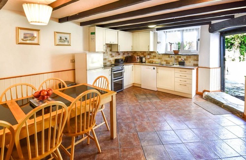 Fivelanes House | Stunning private villa for 7 guests with WIFI, hot tub, TV, patio and pets allowed