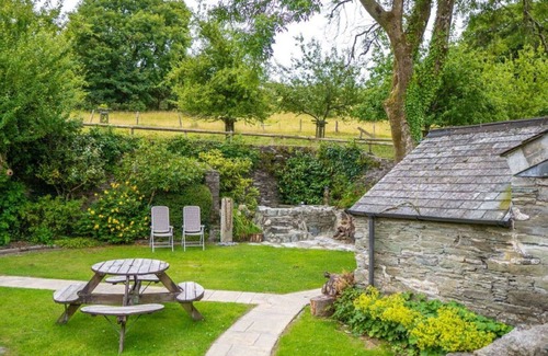 Fivelanes House | Stunning private villa for 7 guests with WIFI, hot tub, TV, patio and pets allowed