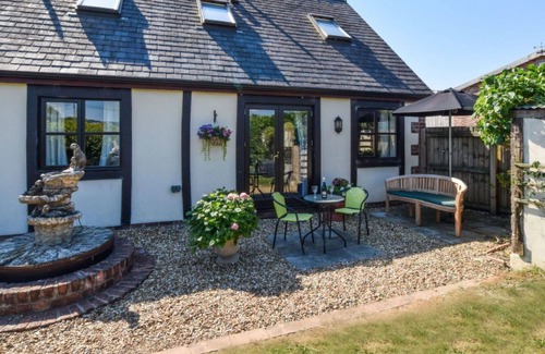 Meifod House | Stunning private villa for 2 guests with WIFI, TV, patio, pets allowed, panoramic view and parking