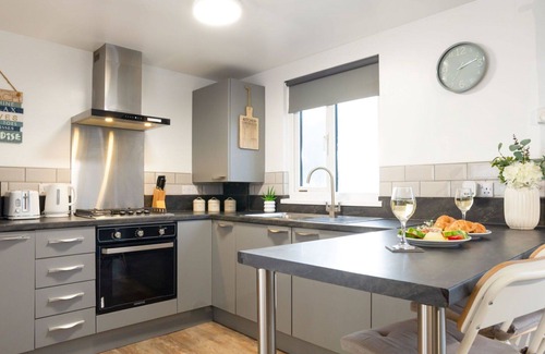 Helford Passage House | Stunning private villa for 4 people with WIFI, hot tub, TV, pets allowed and panoramic view