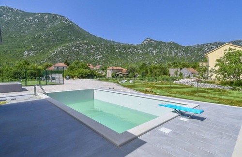 Tucepi House | Stunning private villa for 8 people with private pool, A/C, WIFI, TV and terrace