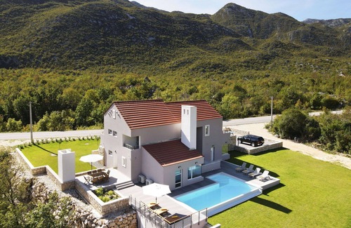 Tucepi House | Stunning private villa for 8 people with private pool, A/C, WIFI, TV and terrace