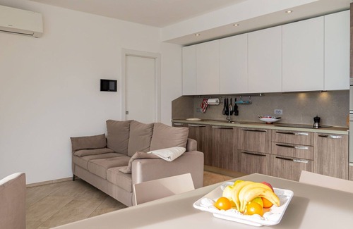 Trezzone House | Stunning private villa for 4 guests with A/C, WIFI, TV and terrace