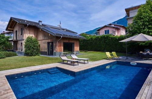 Colico Piano Villa | Stunning private villa with WIFI, private pool, A/C, hot tub, TV, patio, pets allowed and parking