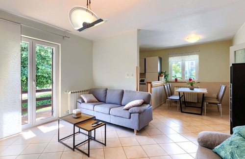 Pican House | Stunning private villa with private pool, A/C, WIFI, TV, patio, pets allowed and parking