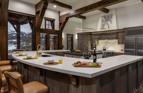 The Highlands House | Stunning Remodel + Hot Tub + Ski Shuttle - Switchback Lodge