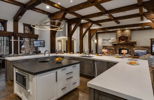 The Highlands House | Stunning Remodel + Hot Tub + Ski Shuttle - Switchback Lodge