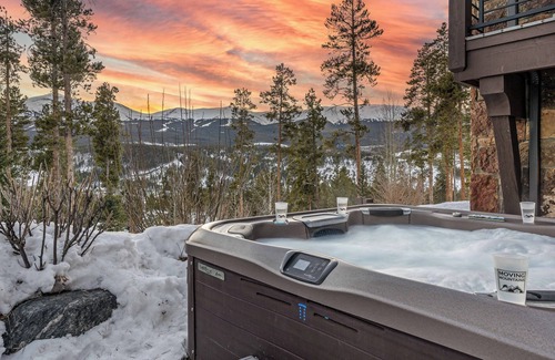 The Highlands House | Stunning Remodel + Hot Tub + Ski Shuttle - Switchback Lodge