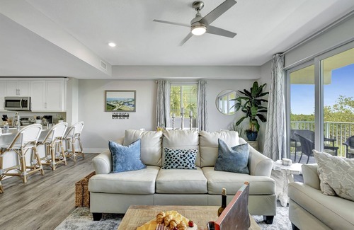 Ruskin House | Stunning Resort Like Townhome w/Pool, Beach, Bar!