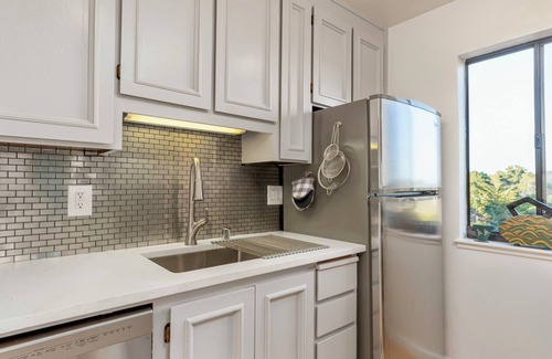 Mill Valley Condo | STUNNING SAN FRANCISCO VIEWS-A modern fully furnished 1 bedroom, Monthly Rental.