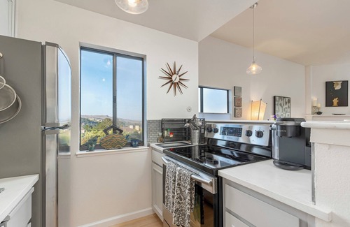 Mill Valley Condo | STUNNING SAN FRANCISCO VIEWS-A modern fully furnished 1 bedroom, Monthly Rental.