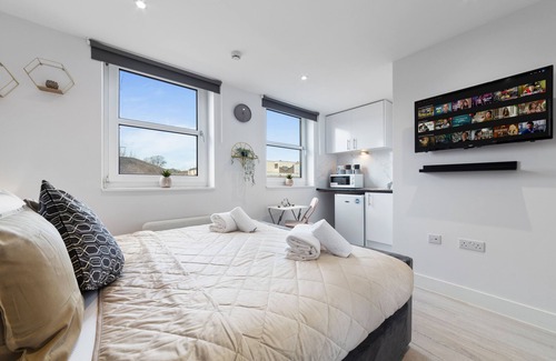 Penge Apartment | Stunning Serviced Room Crystal Palace London Se20