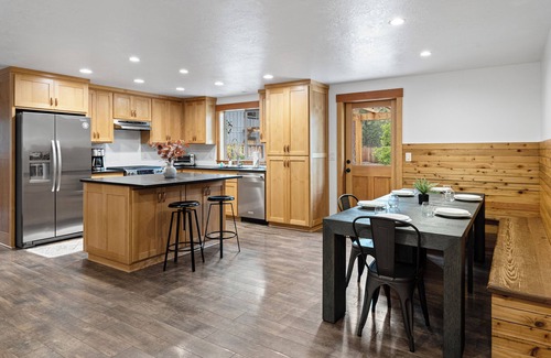 Sisters House | Stunning Single level Home, Hot Tub, Fenced Yard, Pet Friendly