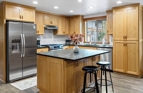 Sisters House | Stunning Single level Home, Hot Tub, Fenced Yard, Pet Friendly