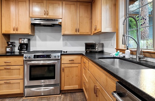 Sisters House | Stunning Single level Home, Hot Tub, Fenced Yard, Pet Friendly