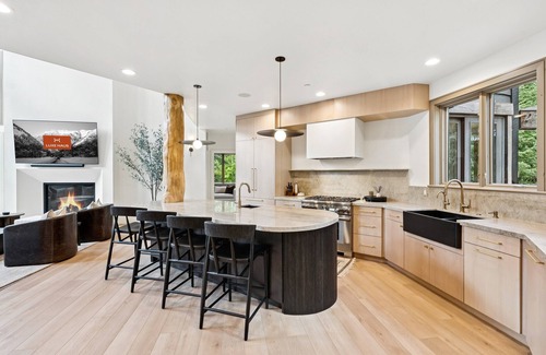 The Timbers House | Stunning Ski-In Ski-Out Luxury Lodge. Hot Tub, Theater, Game Room, Sleeps 12 in Secluded Pines