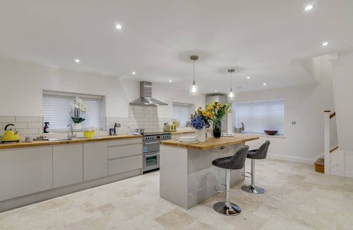 Irstead House | Stunning, spacious 6 bedroom home w/garden & parking