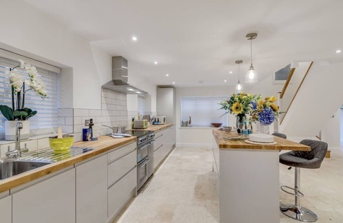 Irstead House | Stunning, spacious 6 bedroom home w/garden & parking