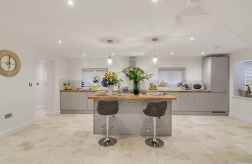 Irstead House | Stunning, spacious 6 bedroom home w/garden & parking