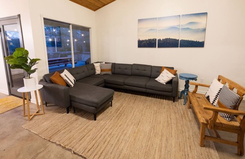 North Hilltop House | Stunning spacious estate + pool + hot tub in oasis