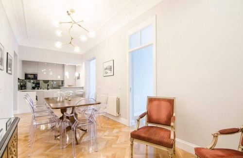 Golden Triangle of Art Apartment | Stunning & Stylish 4BD 3BTH - City Center-Atocha