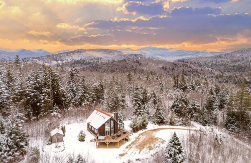 Thornton House | Stunning Summer Mtn Home Near Lake, Pet Friendly 🚣 🌲 🎱 🏓