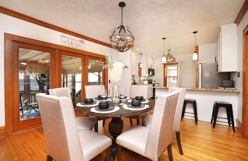 Oshkosh House | Stunning Sunrise Waterfront Views on Lake Winnebago
