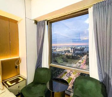 Ermita Apartment | Stunning Sunset Retreat at Eton Bayview II 2pax