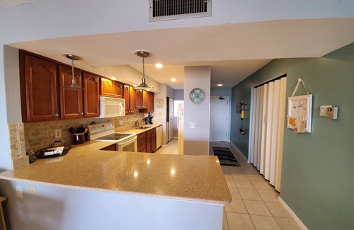 Ruskin Condo | Stunning Sunsets from this beautiful 2/2 Condo! Walk to Restaurants & Tiki Bar