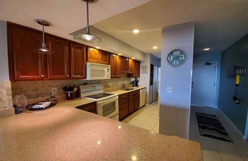 Ruskin Condo | Stunning Sunsets from this beautiful 2/2 Condo! Walk to Restaurants & Tiki Bar