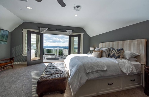 Laconia House | Stunning Sunsets! Luxury 5bd/4bath, hot tub & fire pit near Lake Winni, Gunstock