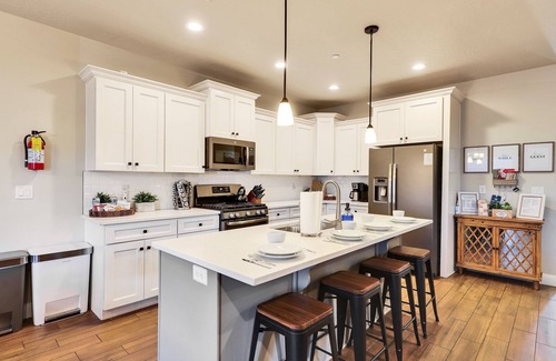 Hurricane House | Stunning Townhome in Zion Village with private hot tub and lazy river