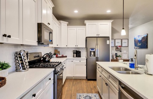 Hurricane House | Stunning Townhome in Zion Village with private hot tub and lazy river