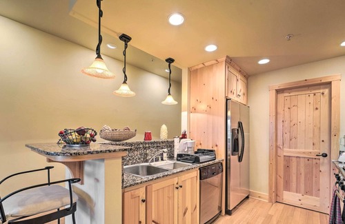 Truckee Condo | Stunning Truckee Condo - 5 Mi to Ski Resort!