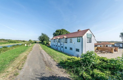 Lincoln Apartment | Stunning two bed lodge with hot tub