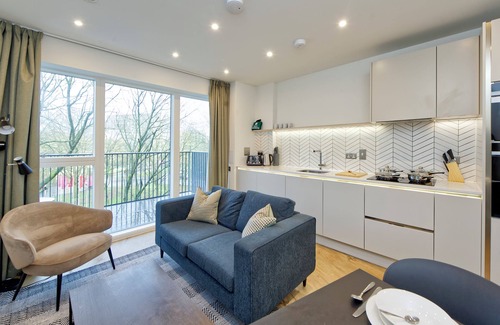 Whittington Apartment | Stunning Two-Bedroom Flat with terrace