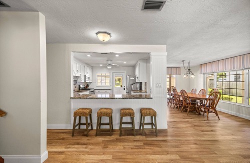 Dunnellon House | Stunning upper Rainbow River view even from inside the home! Kayaks/paddleboards